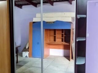 Шкаф-купе, чёрного цвета, с очень качественными зеркальными дверями, в