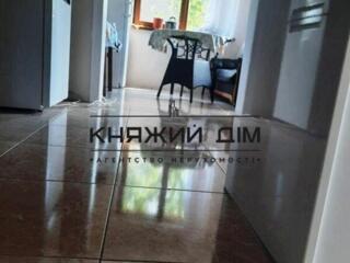 Продаж 2-поверхового будинку. 2 житлових поверха та цокольний поверх .