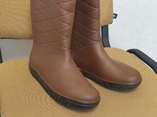 Продам новые резиновые сапоги размер 39