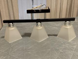 Продаю светильник три плафона.