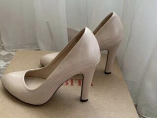 Бежевые туфли