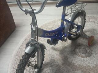 Велосипед регулируется, маленькие колеса снимаются сзади