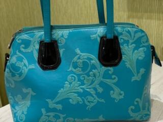 Женская сумка. Фурнитура вся целая.