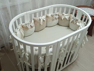 Детская кроватка. Может быть круглой, может овальной.