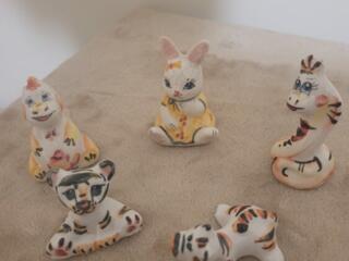 Фарфоровые фигурки с изображением зверей Китайского гороскопа.
