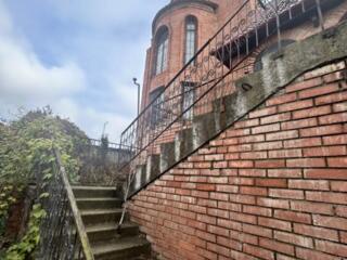 Дом три уровня. Нуждается в новых хозяевах