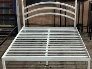 Кровать металлическая.