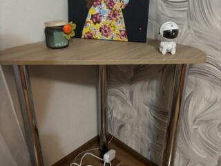 Стильный угловой столик на ножках