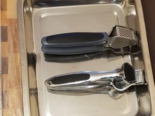 Кухонная чесночница; половник; ножи