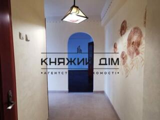 Продается 2-х комнатная квартира с видом на Печерск б-р Леси Украинки 