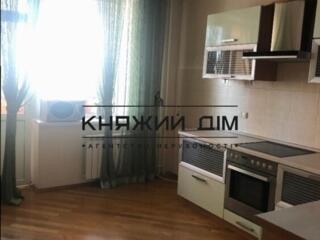 Продаж 3-кімнатної квартири по вул. Пчілки 3А Метро Позняки. Загальна 