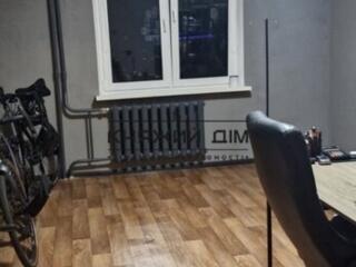 Продаж 3-кімнатна квартира в Дарницькому районі вул. Урлівська 38-А. .