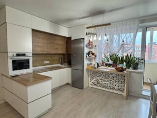 Предлагается просторная и уютная квартира с видом на море в кирпичном 