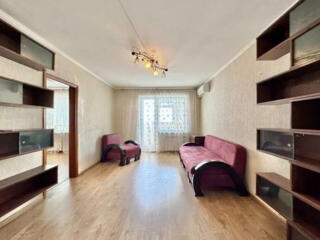 Продаётся четырёхкомнатная квартира. Деснянский район, улица ...