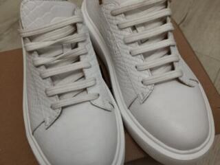 Продам кроссовки