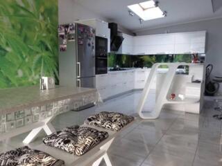 Продается просторный и современный дом в пгт Великодолинское, всего в 