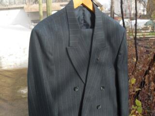 Костюм мужской выходной размер 52.