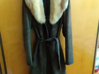Пальто натуральный замш, коричневое, воротник лисица, размер 44-46, цена 200