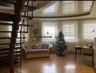 Продається 2-рівнева 3-х кімнатна квартира у Дарницькому районі, на ..