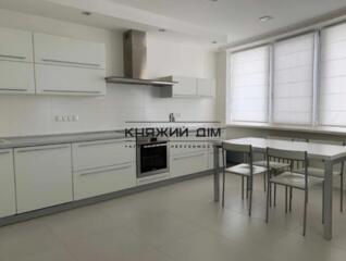 Продаж 3-кімнатної квартири без меблів та техніки, вул. М. Гришка, 9. 