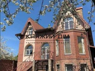 Продаж будинку загальною площею 285 м2 на Нивках. 5 кімнат, 2 ...