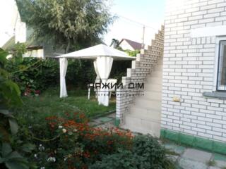 Продаж будинку Ділянка 1,5 сотки. 1-поверх гараж і кухня, на другому .