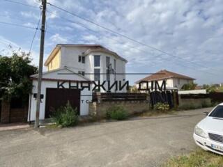 Продается 3-х этажный дом на Осокорках в 5 минутах ходьбы от Днепра. .