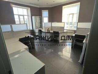 Продаж офісу 101 м2, вул. Івана Мазепи (Січневого Повстання), 18/29. .