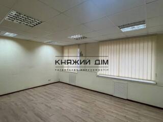 Продаж комерційного приміщення по Антонова 20. Загальна площа 100 ...