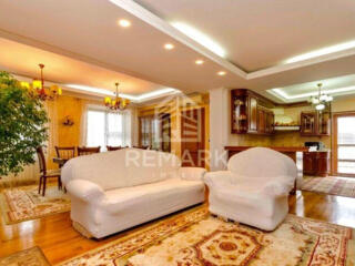 Se vinde casă spațioasă, cu 16 ari de teren! Suprafata: 380 mp. ...