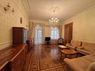 Предлагается к продаже двухуровневая квартира на пл. Екатериненская. .