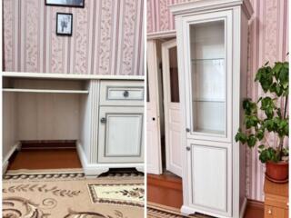 Продам парту и шкаф/витрину в хорошем состоянии