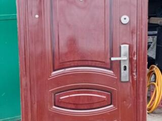 Продам входную металлическую дверь б/у