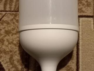 Продаю - новую светодиодную большую лампу на 60 Вт и прожектор б/у