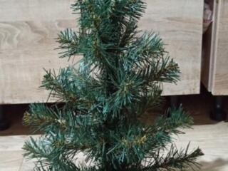 Ёлки недорого на 55 см, отдам по - 75 руб Срочно, гирлянды по 25 и 50