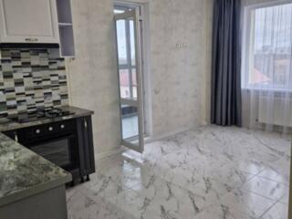 В продаже однокомнатная квартира с новым ремонтом , встроенной кухней 