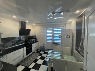 Сдаётся трёхкомнатная квартира. Дарницкий район, улица Урловская, 38, 