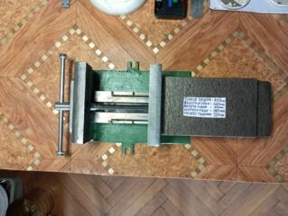 Тиски -800р.. Скобы-10р. Крюк-80р. болты м6,+гайки+шайбы-1р.