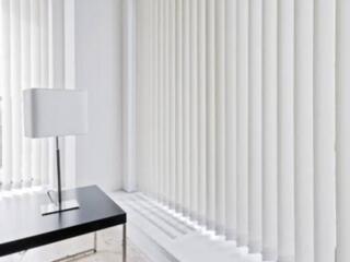 Жалюзи белые, вертикальные, 2 комплекта.