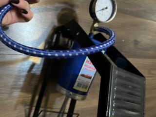 Автомобильный ножной насос с манометром, состояние нового