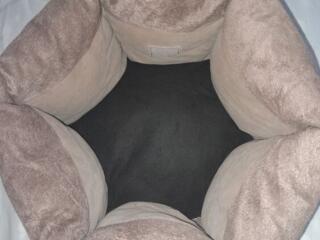 Лежанка для кошек и собак, отличного качества. Цена 100 рублей.