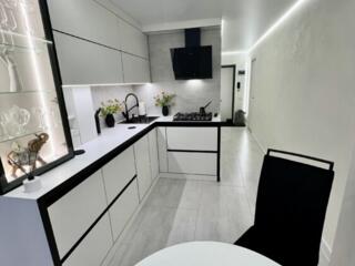 Продается 2х комнатная квартира с новым ремонтом, мебелью и техникой.