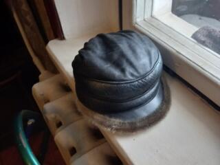 Элегантная, оригинальная лёгкая кожаная женская шапка 59-60 раз.!