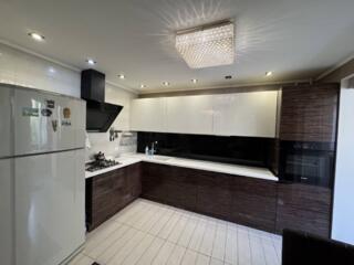 Предлагается к продаже просторная трёхкомнатная квартира в кирпичном .