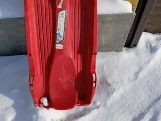 Sanie hornet BOB FRANE 390 lei.