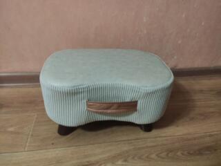 Мягкий табурет на деревяных ножках