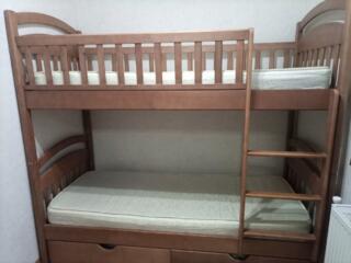 Продам двухъярусную кровать б/у с матрасами