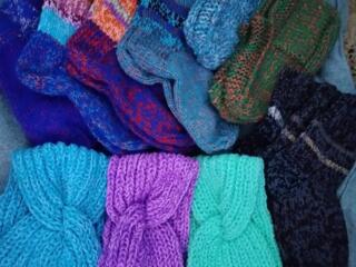 Теплые вязаные носки и повязки на голову