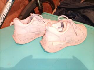 Кроссовки женские - 150 рублей