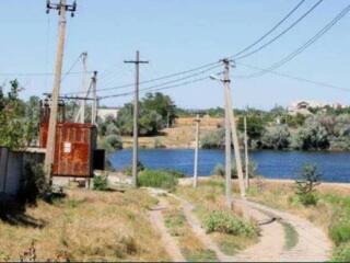 В продаже участок возле озера с  коммуникациями по улице (газ, вода, .